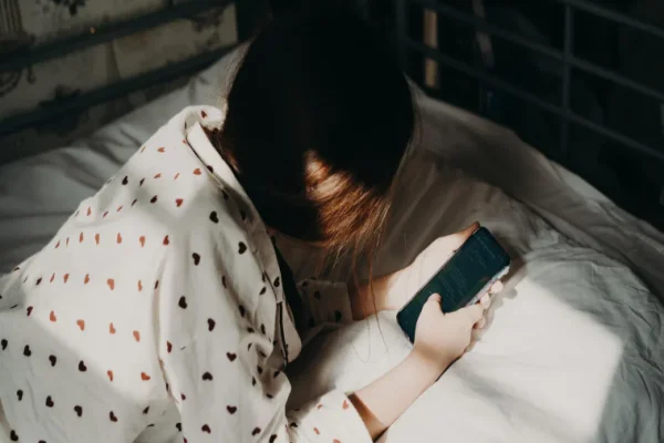 Hơn Một Nửa Thanh Thiếu Niên Sử Dụng AI Làm Bạn Đồng Hành: Tại Sao Điều Này Không Lý Tưởng